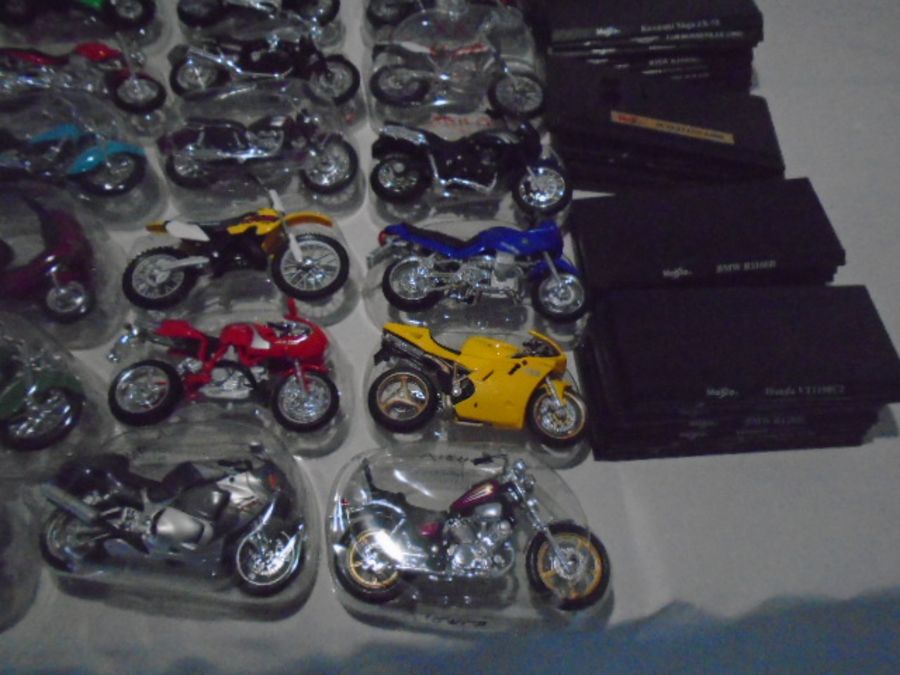 A large collection of Maisto plastic motorcycles with stands - Image 10 of 10