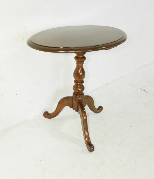 A Victorian oval tripod table - Image 3 of 4