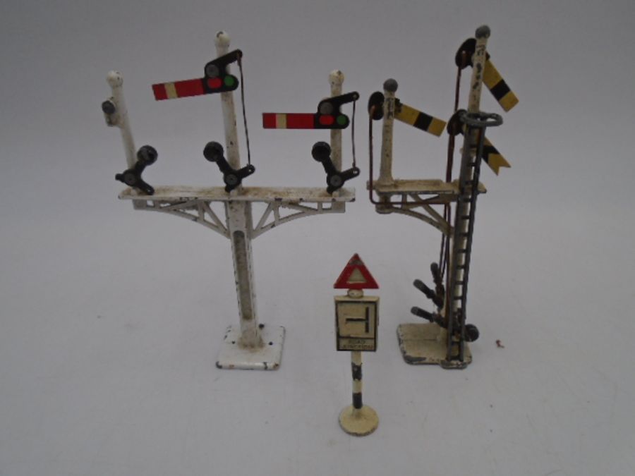 A collection of mainly Hornby Dublo OO gauge model railway accessories including railway signals, - Image 9 of 11