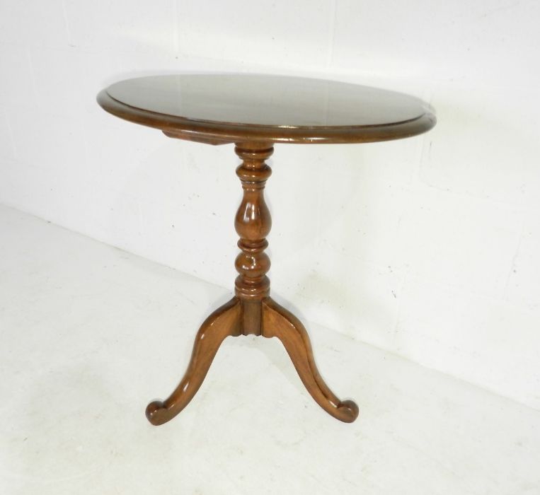 A Victorian oval tripod table - Image 4 of 4
