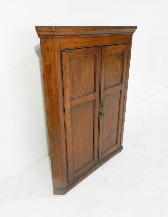 A Georgian oak corner cupboard - Image 3 of 6