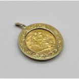 A 1913 full sovereign in loose 9ct gold mount, total weight 10.4g