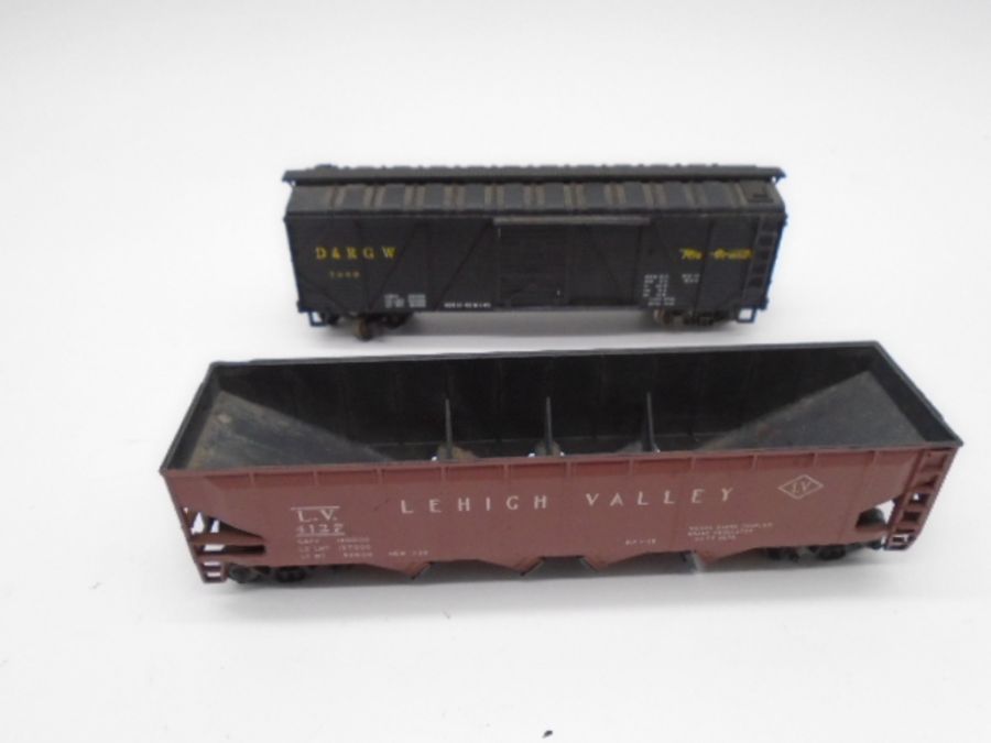A collection of unboxed model railway OO gauge locomotives and rolling stock including a Mainline - Image 18 of 23