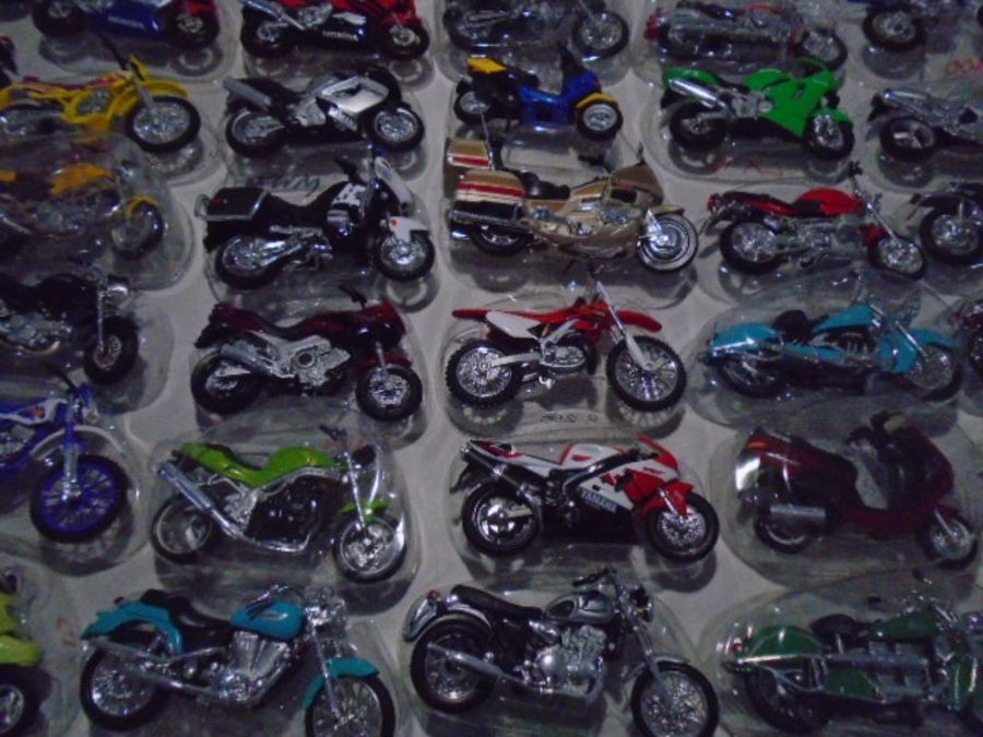 A large collection of Maisto plastic motorcycles with stands - Image 6 of 10