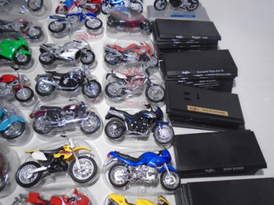 A large collection of Maisto plastic motorcycles with stands - Image 9 of 10