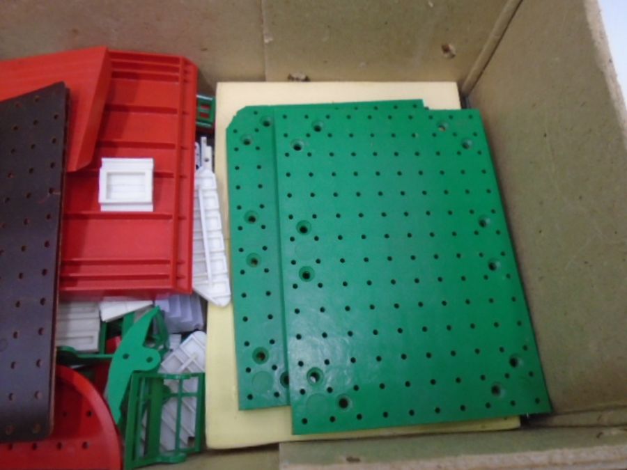 A Bayko plastic building set - unchecked - Image 5 of 5
