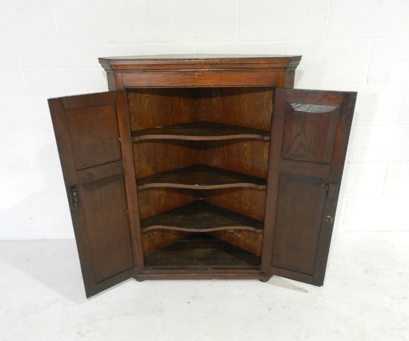 A Georgian oak corner cupboard - Image 6 of 6