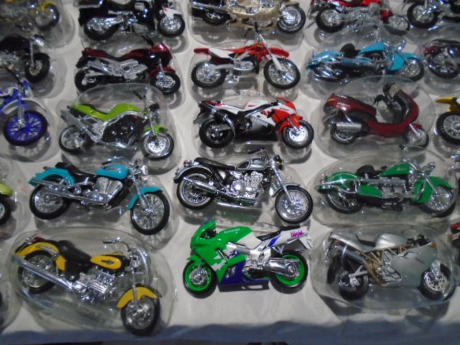 A large collection of Maisto plastic motorcycles with stands - Image 7 of 10