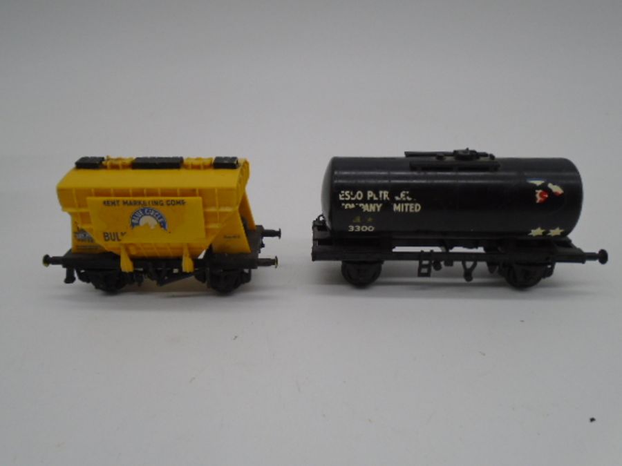 A collection of unboxed model railway OO gauge locomotives and rolling stock including a Mainline - Image 19 of 23