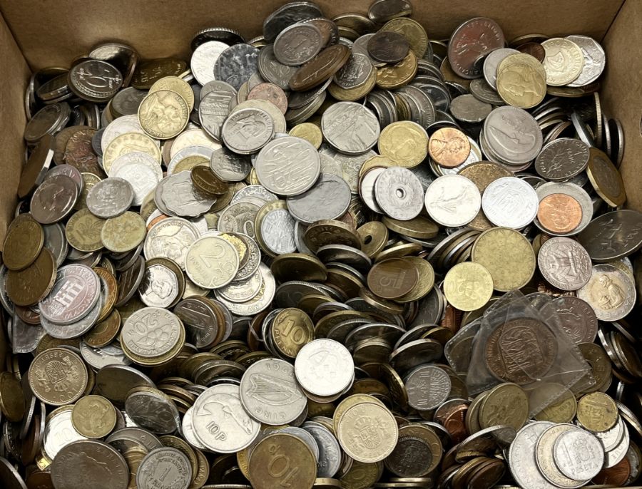 A large collection of mainly foreign coinage (approx. 10kg) - Image 2 of 3