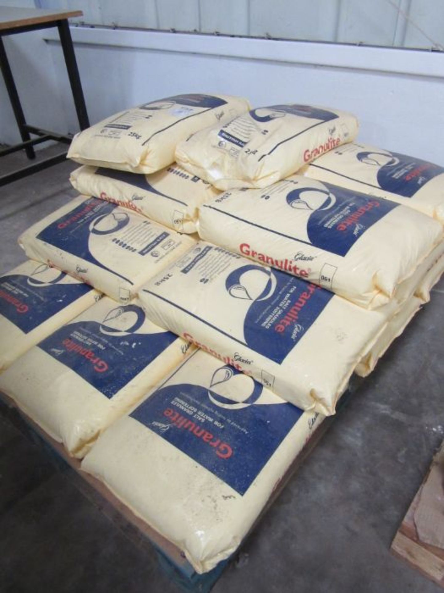 A pallet of 25kg bags of granular salt granules (18)