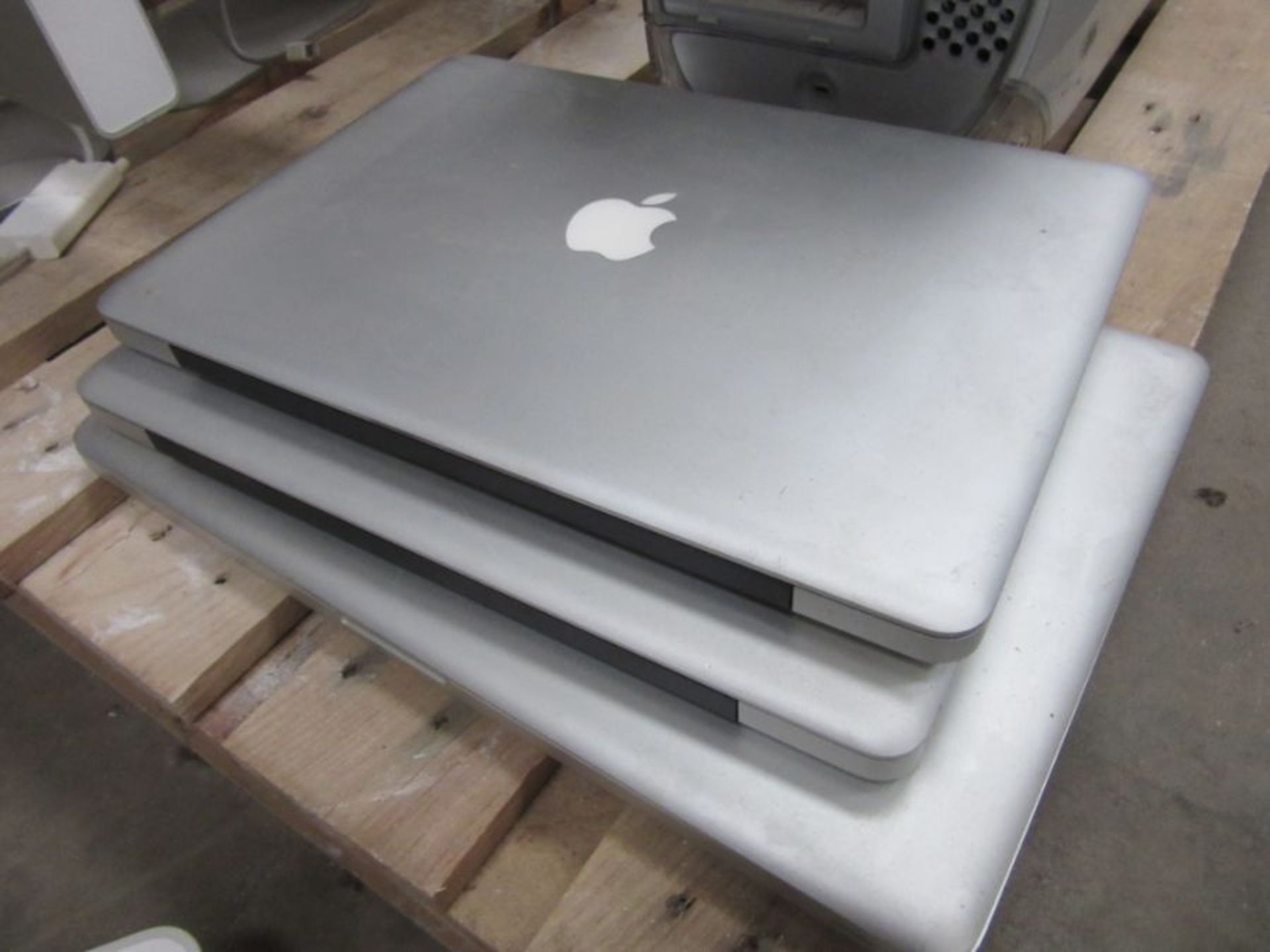 A collection of Apple computer items including monitors,3 laptops, ipad, tower etc - Image 7 of 9