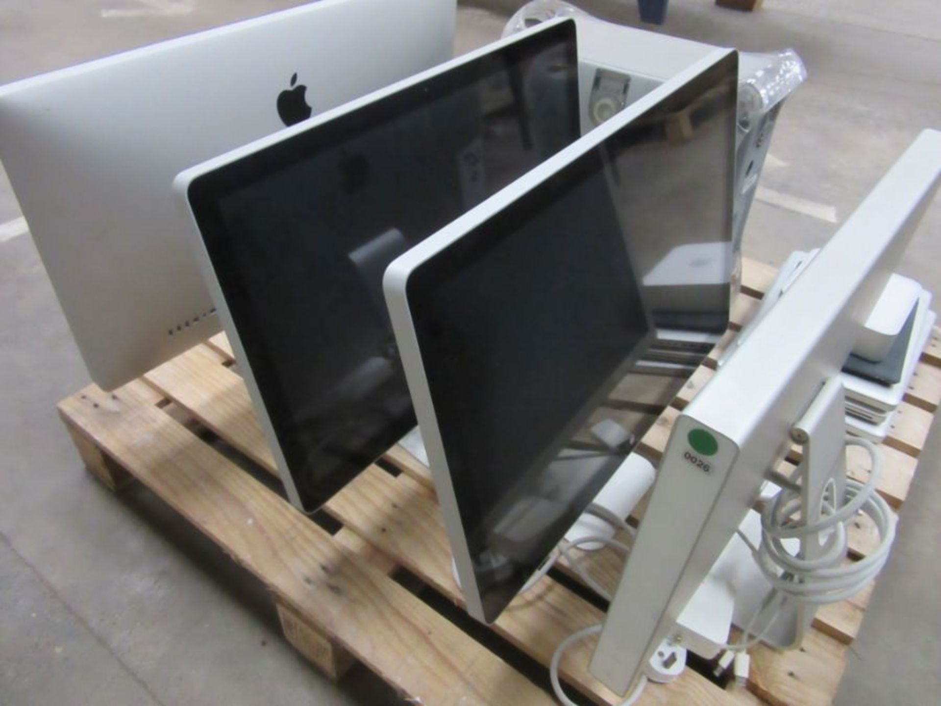 A collection of Apple computer items including monitors,3 laptops, ipad, tower etc - Image 3 of 9