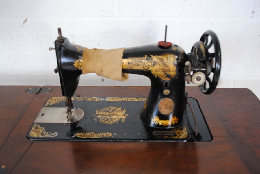 A Singer treadle sewing machine - Bild 5 aus 7
