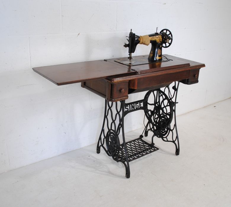 A Singer treadle sewing machine - Bild 2 aus 7