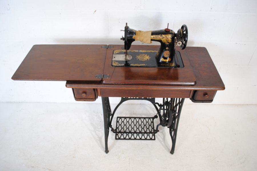 A Singer treadle sewing machine - Bild 4 aus 7