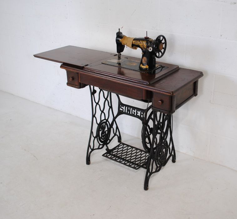 A Singer treadle sewing machine - Bild 3 aus 7