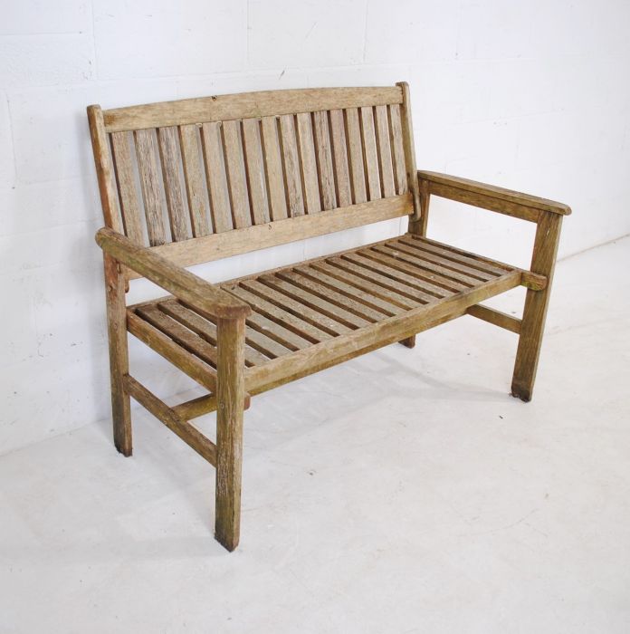 A weathered wooden garden bench with slatted seat - length 120cm - Image 3 of 4