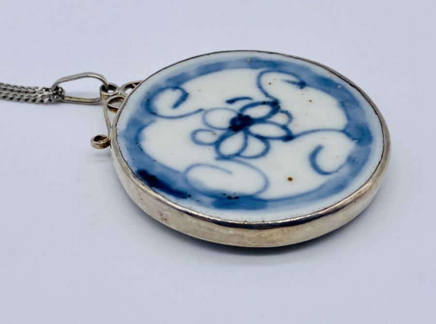 A 925 silver pendant set with a shard of Ming dynasty pottery (5.25cm diameter) on 925 silver chain - Image 2 of 3