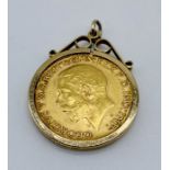 A 1915 full sovereign in loose mount, total weight 9.5g