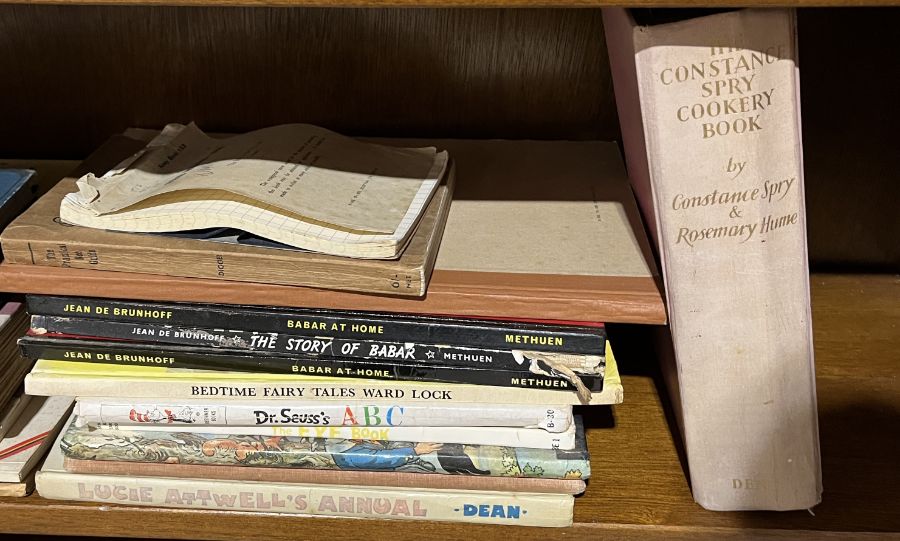 A collection of vintage books including a signed copy of Constance Spry's Cookery book dated 1958, a - Bild 6 aus 6