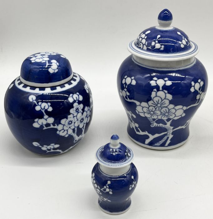 A collection of Chinese and Oriental china including a number of dogs of Fo, ginger jars etc. - Image 6 of 12