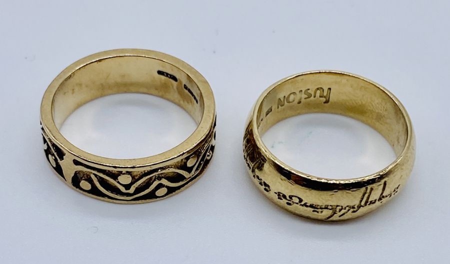 Two 9ct gold wedding bands along with a 9ct gold belly bar- total weight 10.8g - Image 2 of 2