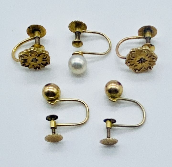 Two pairs of 9ct gold earrings along with one single 9ct earring, total weight 3.6g