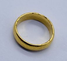 A high carat (22/24 tested) gold wedding band, weight 5.8g