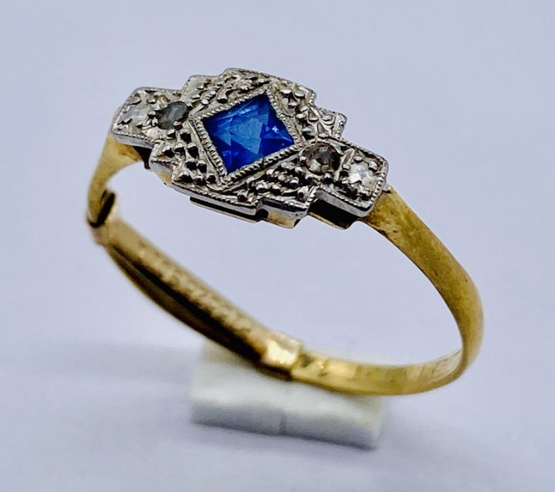 An Art Deco sapphire and diamond 3 stone ring set in 18ct gold with a 9ct gold sizing clip