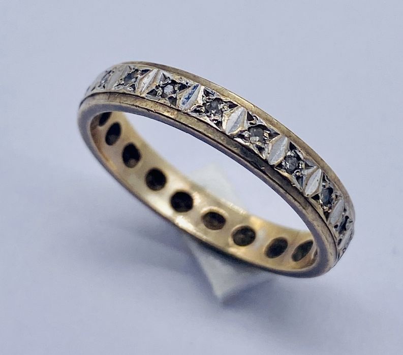 A 9ct gold eternity ring set with diamond chips. total weight 2.8g