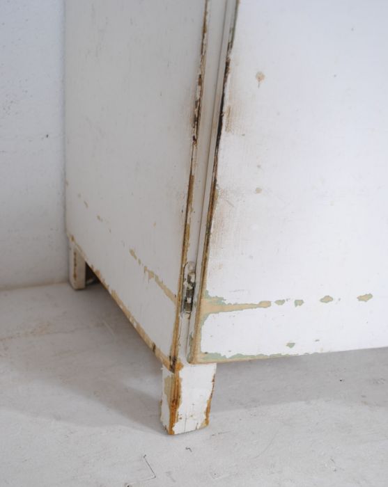 A vintage white painted two door cupboard with enamelled top (A/F) - length 77cm, depth 46cm, height - Image 6 of 6