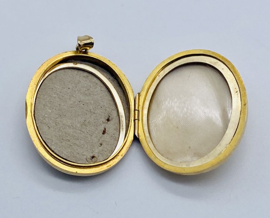 A 9ct gold locket with foliate design, total weight including glass 13.2g - Image 3 of 3