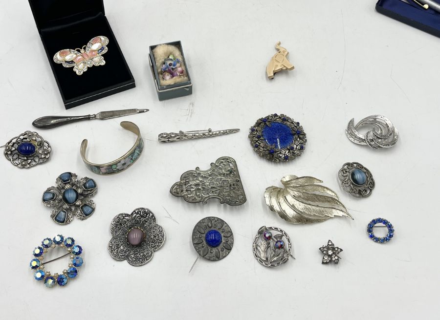 A collection of vintage costume jewellery, Sheaffer pen, silver nurses buckle by Samuel Jacob ( - Image 3 of 4