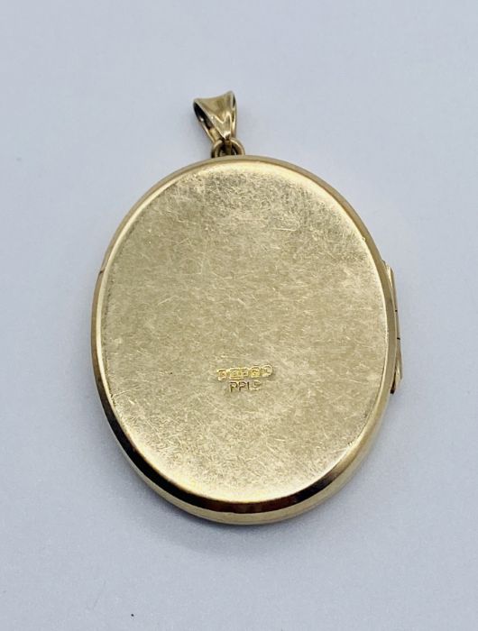 A 9ct gold locket with foliate design, total weight including glass 13.2g - Image 2 of 3