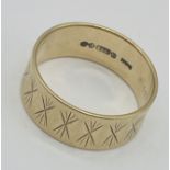 A 9ct gold wedding band with patterned detailing, weight 3.7g