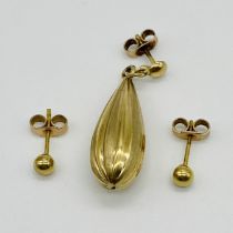 A single 9ct gold earring along with a pair of 9ct earrings, total weight 2.3g