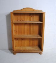 A pine freestanding bookcase - length 77cm, depth 30cm, height 116.5cm