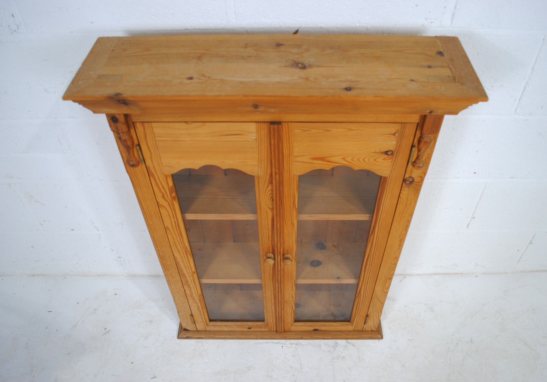 A pine glazed two door cabinet - length 71cm, depth 20.5cm, height 95cm - Image 4 of 7