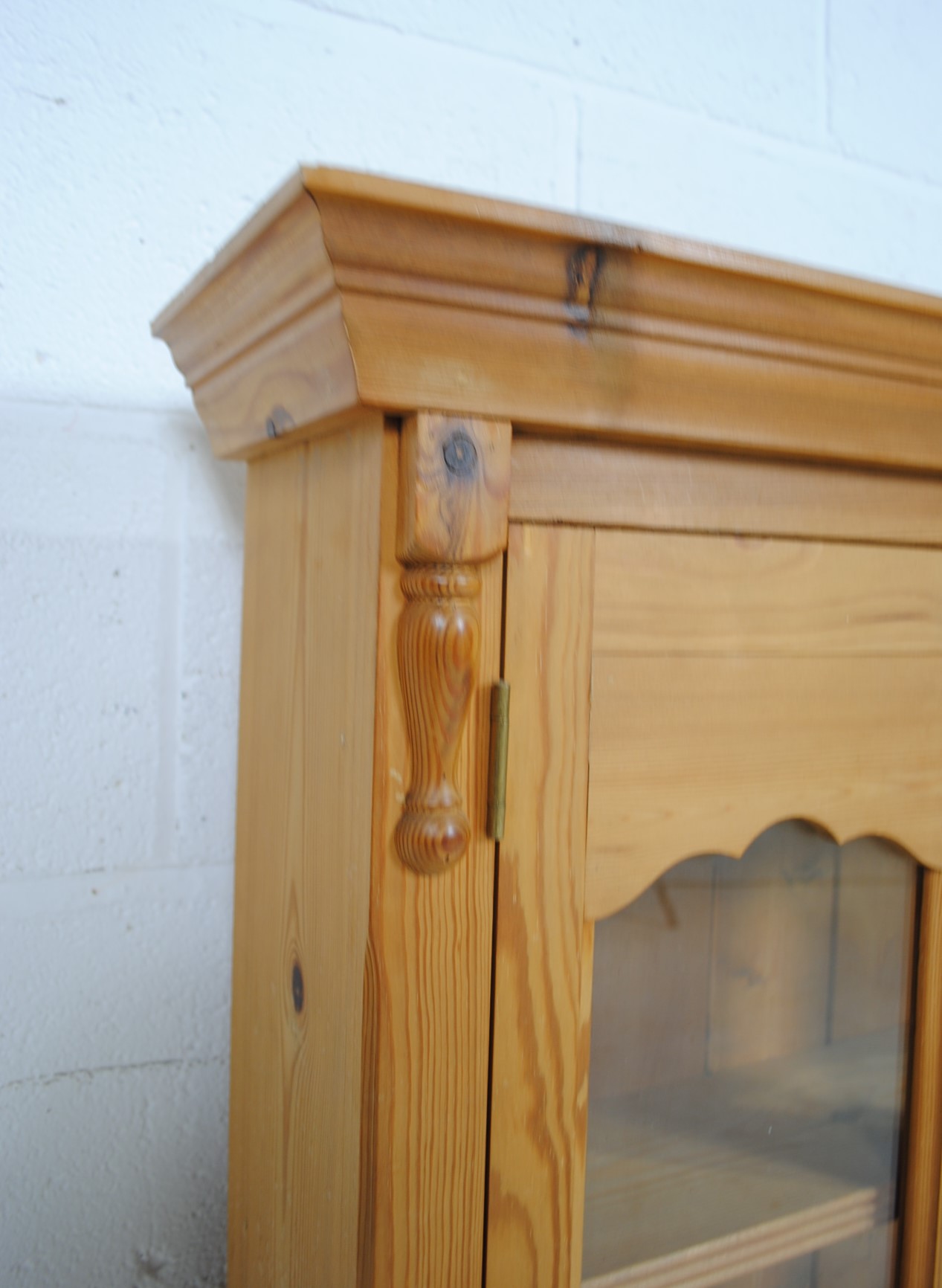 A pine glazed two door cabinet - length 71cm, depth 20.5cm, height 95cm - Image 5 of 7