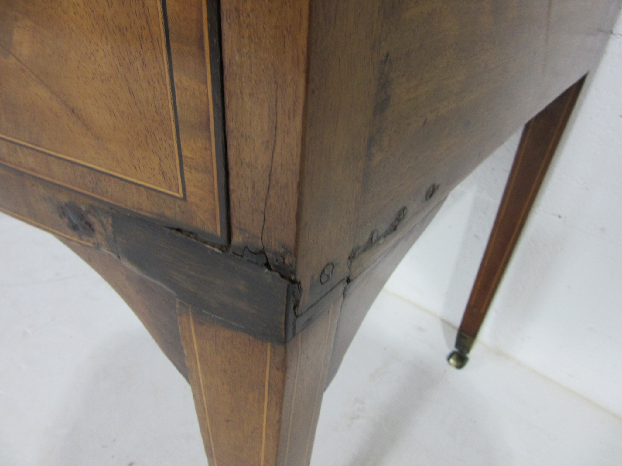 A Georgian bow fronted inlaid mahogany ladies writing desk with 5 drawers - Image 5 of 6