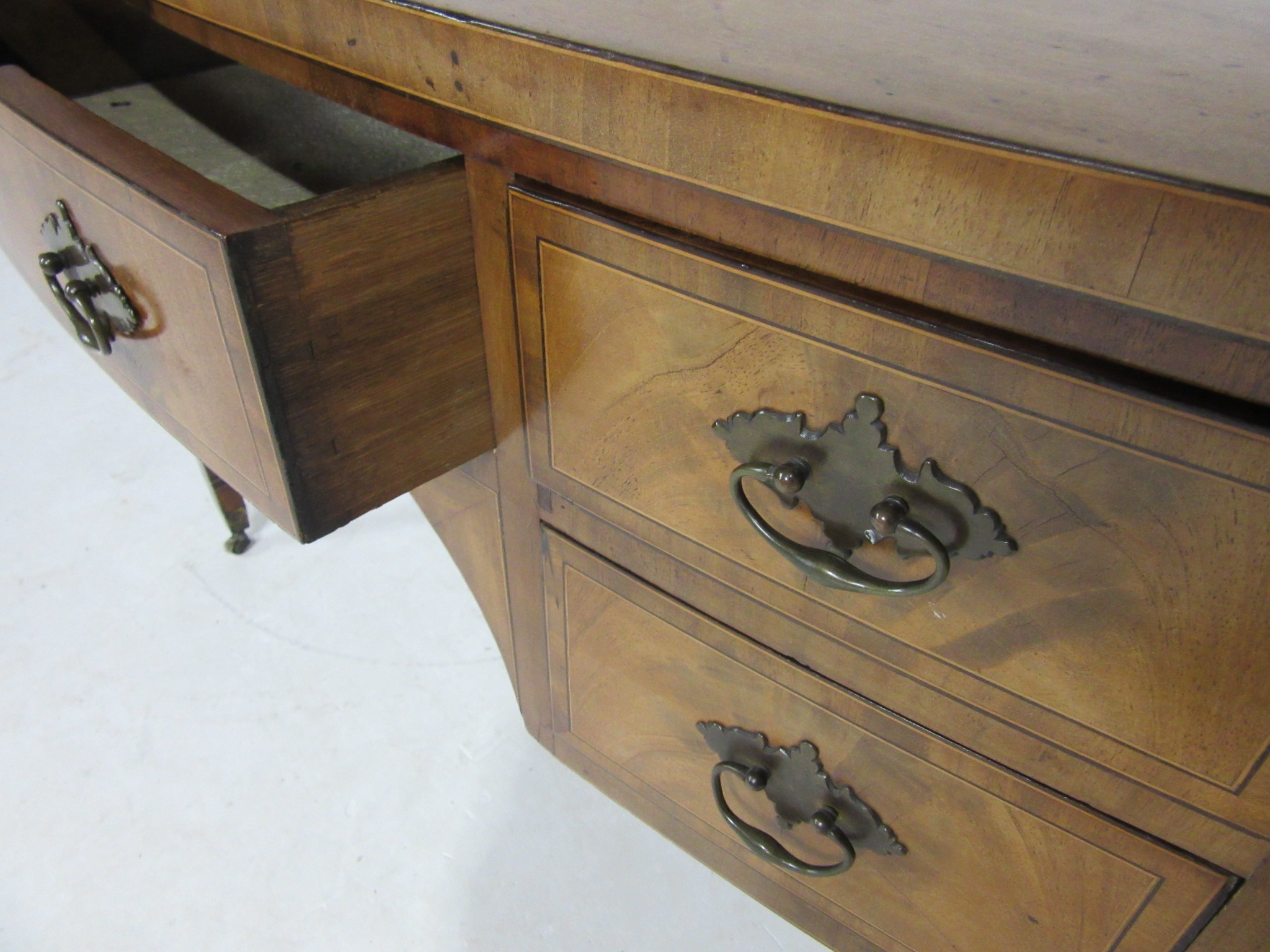 A Georgian bow fronted inlaid mahogany ladies writing desk with 5 drawers - Image 4 of 6