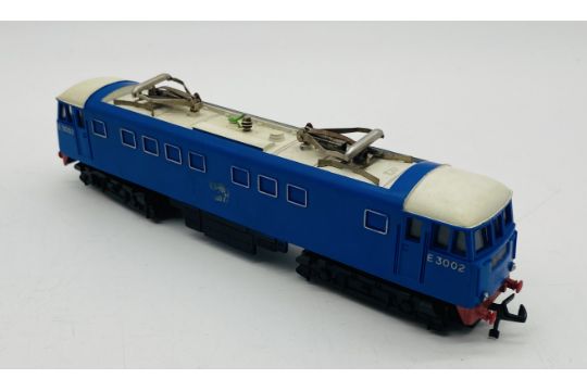 An unboxed Hornby Dublo OO gauge 3,300 HP Electric locomotive - E3002 (2-Rail) - Image 3 of 6