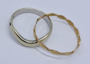 Two 9ct gold rings, weight 2.7g