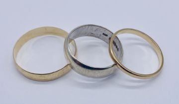 Three 9ct gold wedding bands, total weight 6.1g