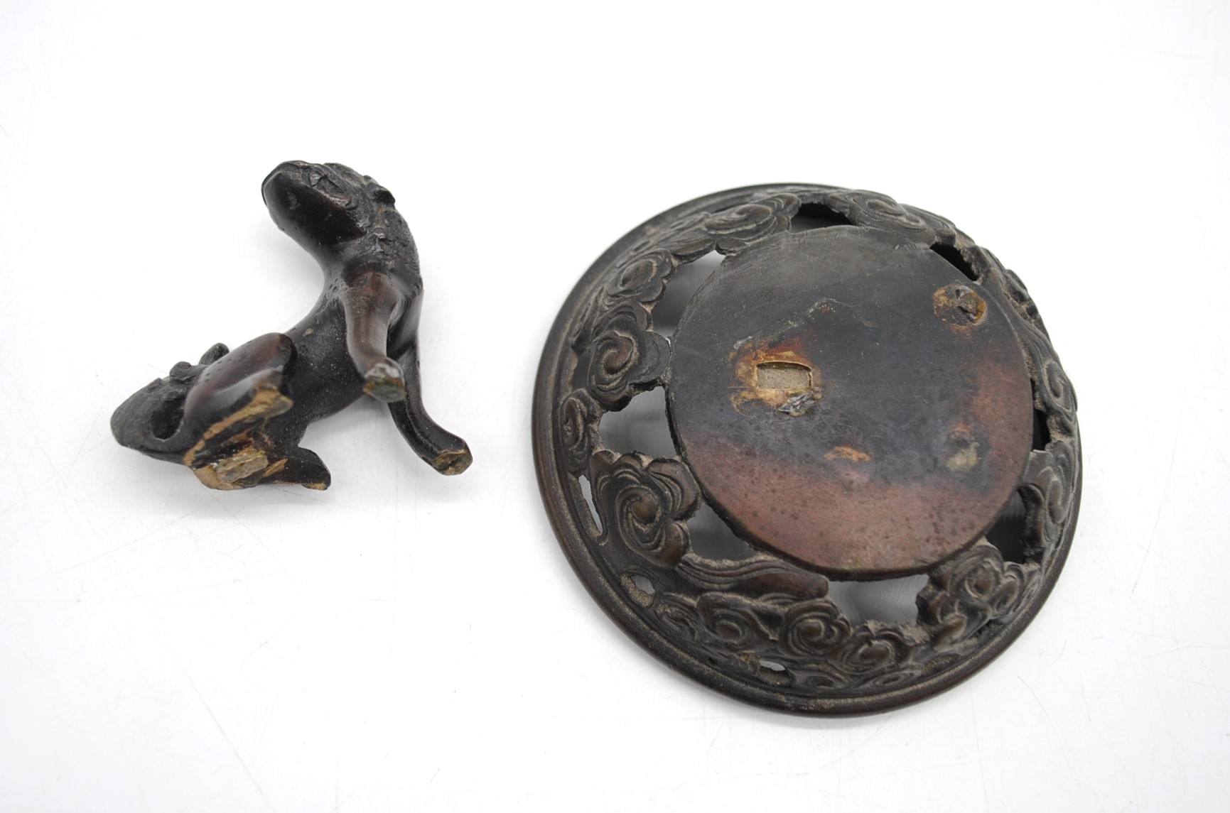 A 19th century oriental bronze twin-handle tripod Censer, with relief decoration depicting dragons - Image 8 of 12