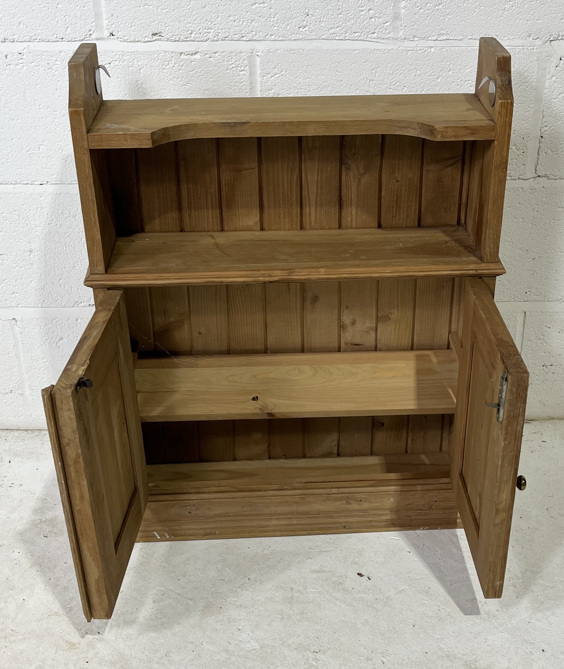 A small wall hanging pine cupboard with shelf above - Image 2 of 3