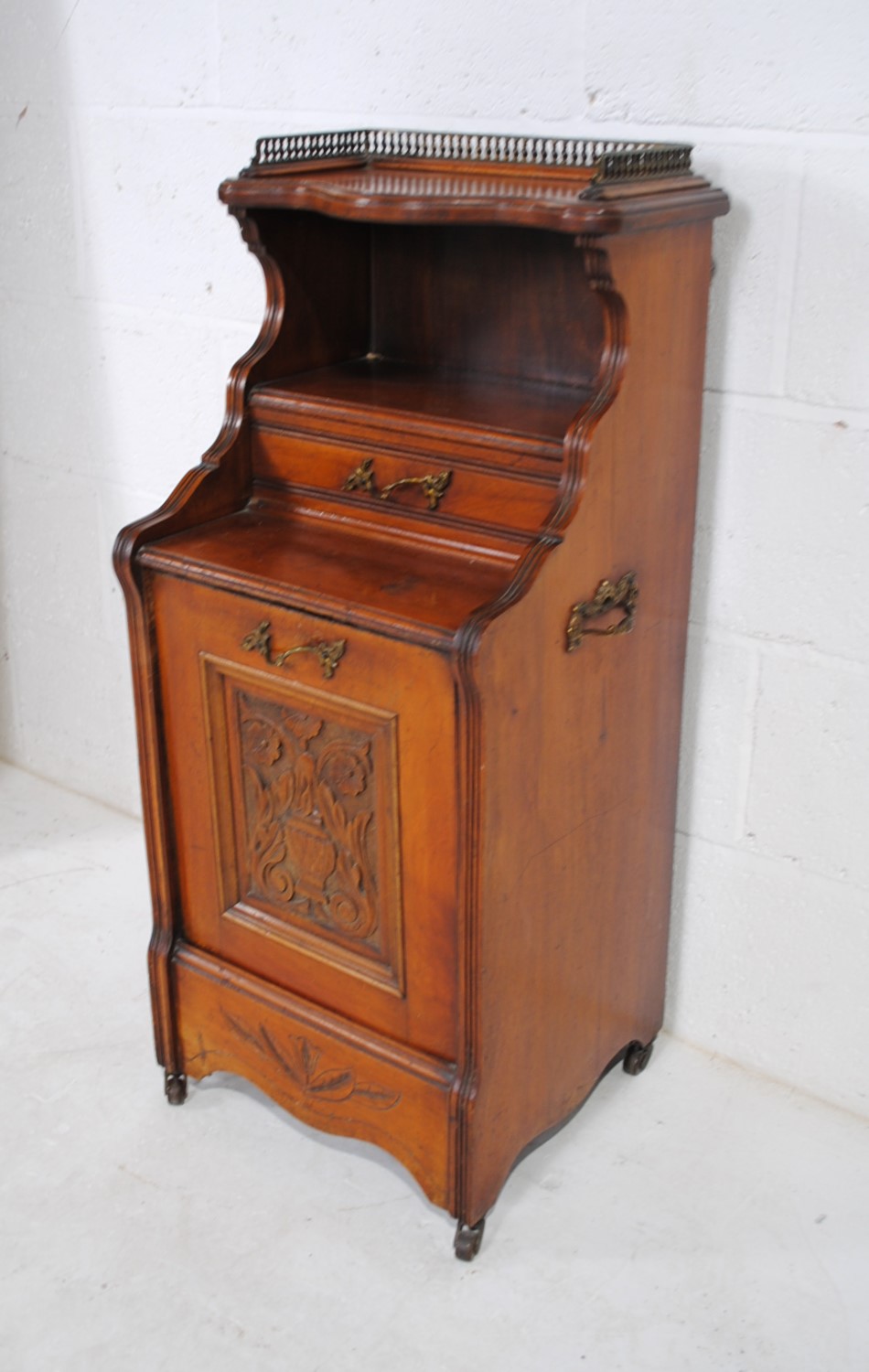 A turn of the century mahogany purdonium , with brass gallery to top - Image 2 of 8