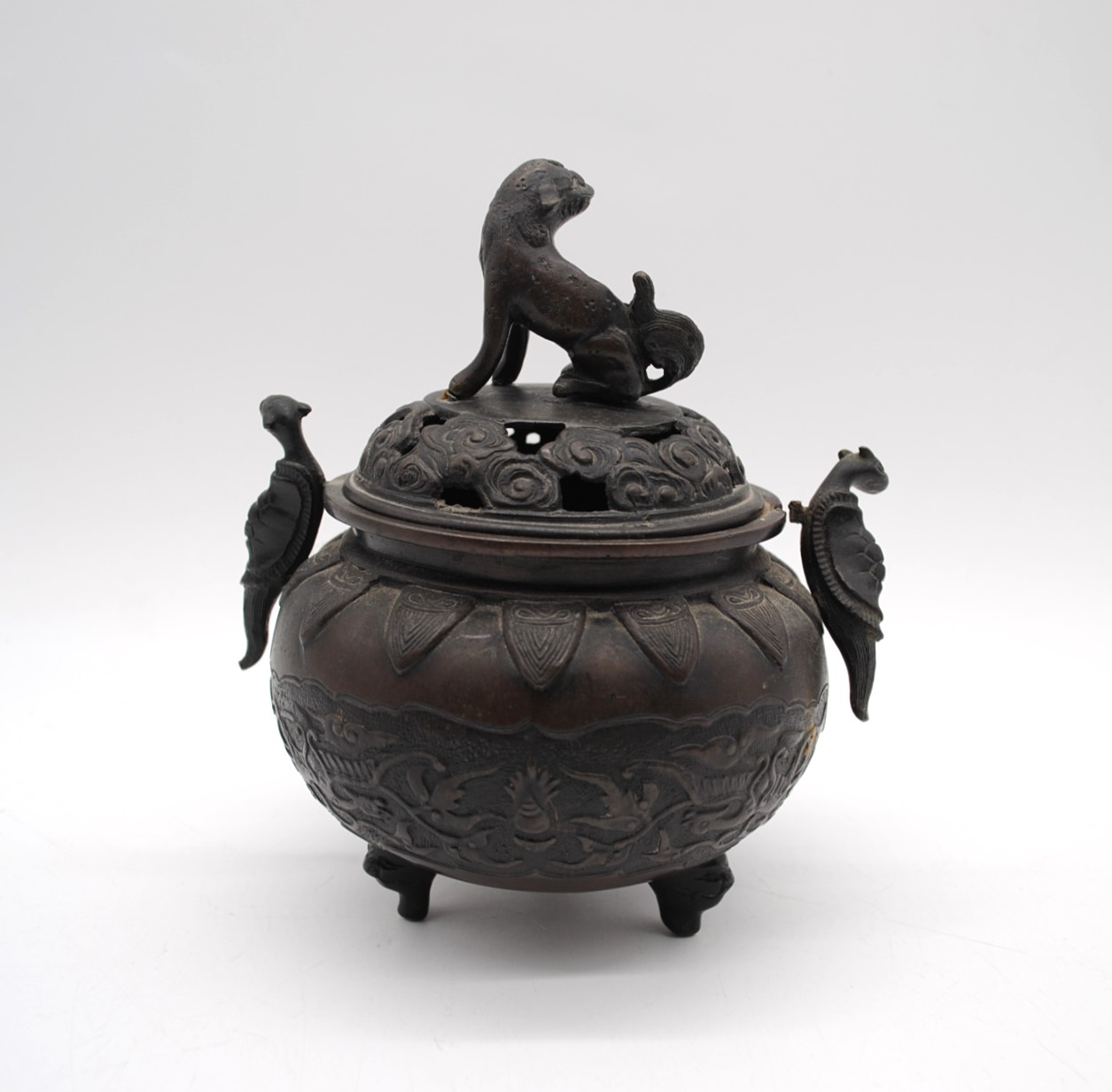 A 19th century oriental bronze twin-handle tripod Censer, with relief decoration depicting dragons - Image 10 of 12