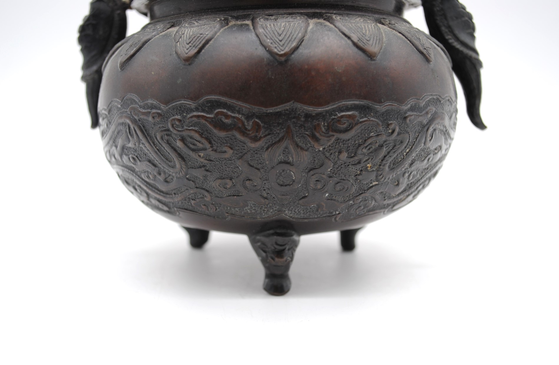 A 19th century oriental bronze twin-handle tripod Censer, with relief decoration depicting dragons - Image 6 of 12